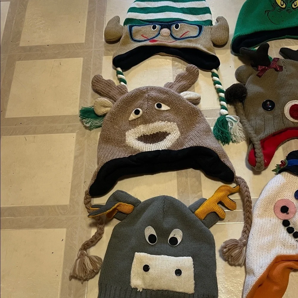 BUNDLE OF UNISEX KIDS CHRISTMAS WINTER HATS